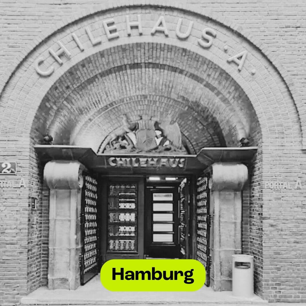Eingang des Chilehauses in Hamburg mit markantem Bogen und Schriftzug über der Tür