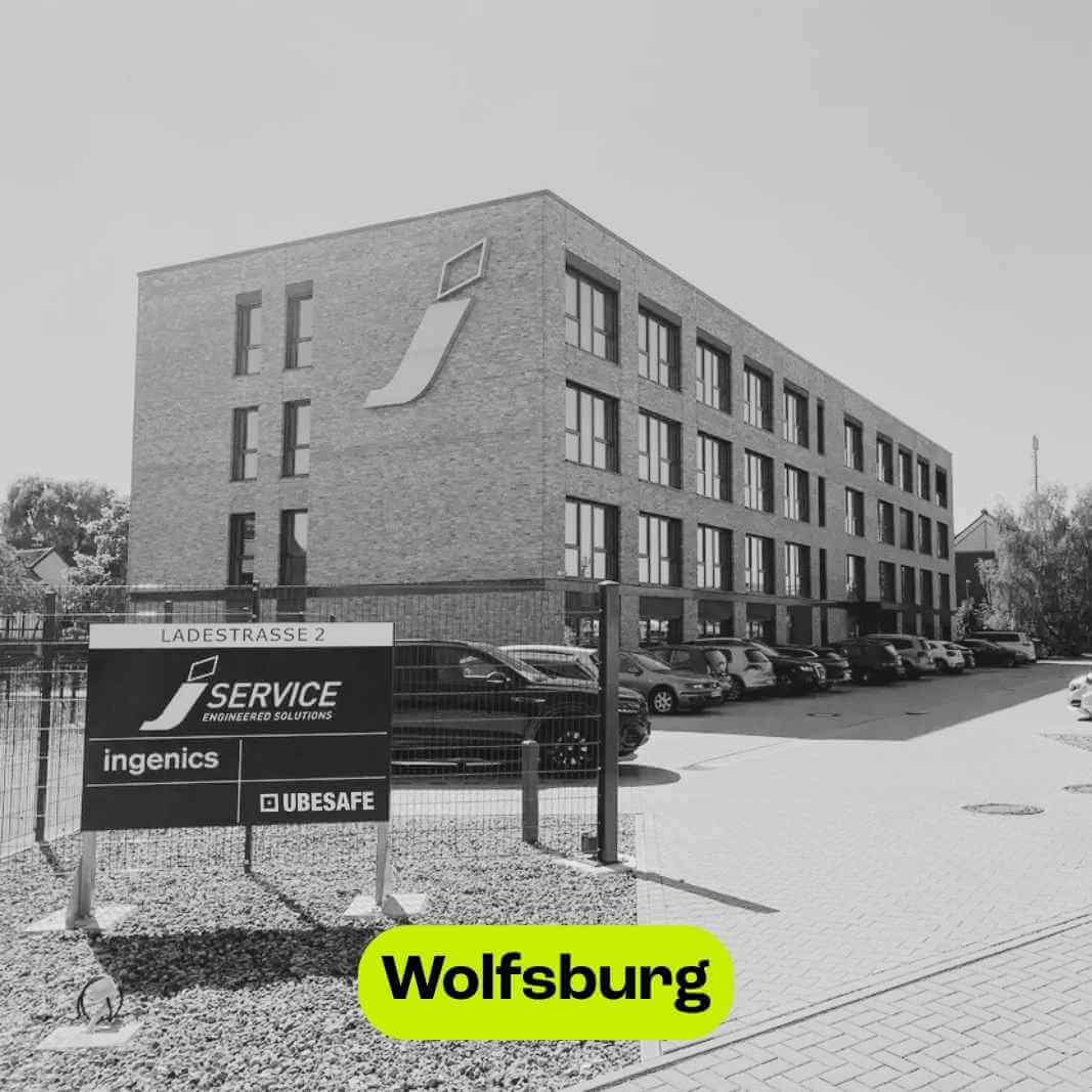 Modernes Bürogebäude in Wolfsburg mit Parkplatz.